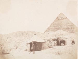 Fotografen foran teltet sitt på stedet for pyramiden til Khafre Chephren, 1851.