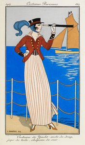 Costume de Yacht: veste de drap, jupe de toile, chapeau de cuir. En kvinne iført et yachtkostyme: en rød tøyjakke, stripete linskjørt, en skinnhatt og et blått skjerf. Hun bruker et teleskop og peker på båten i bakgrunnen. Kostymer Parisiens. av Georges Barbier