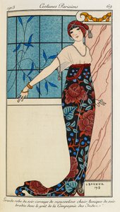 Stor aftenkjole, kjøttmuslin, silketunika brodert i stil med "Compagnie des Inden". Parisiske kostymer nr.69. Kvinne iført en aftenkjole med overdel i chiffon og en silkebrodert tunika. Hun har også på seg et rødt skjerf av Georges Barbier