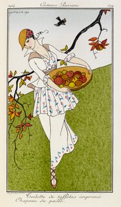 Toilette de taffetas imprime chapeau de paille. Kostymer Parisiens nr.179. En kvinne iført et silketrykt antrekk og stråhatt. Hun bærer en skål med frukt. av Georges Barbier