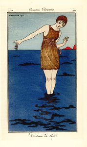 Kvinne i badedrakt opp til anklene i sjøen på en strand med en krabbe. Costume de bain. Håndfarget pochoir (stensil) etsning etter en illustrasjon av George Barbier fra Tommaso Antonginis Journal des Dames et des Modes, Aux Bureaux du Journal av Georges Barbier