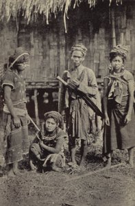 Burma: En Kachin-mann med den karakteristiske dah, og tre kvinner (s/hvitt-bilde) av Georges Bertin Scott