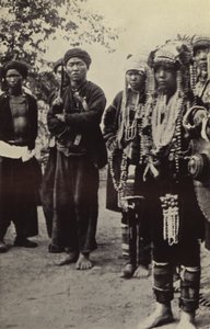 Burma: Akha-menn med kvinner i all sin finesse (s/hvitt-bilde) av Georges Bertin Scott