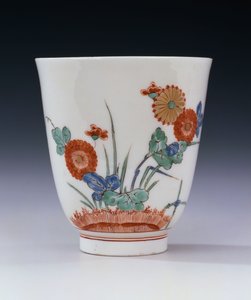 Et Bottger Kakiemon blusset beger malt med krysantemum og gress, ca. 1725 av German School