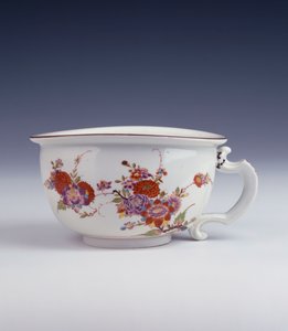 En Bottger-bourdaloue av uregelmessig oval form malt på samme måte som Johann Ehrenfried Stadler, ca. 1725 av German School