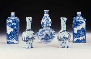 Et utvalg av Frankfurt blå og hvit keramikk i kinesisk stil, inkludert to Frankfurt blå og hvit spritkolber, et par Frankfurt åttekantede Yan Yan vaser, og en Frankfurt blå og hvit dobbel kalebass vase, ca. 1700-10 (keramikk ) av German School