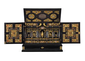 Et Augsburg forgylt metall, bergkrystall og pierre dure-montert ibenholt, kingwood og ebonisert bordskap, ca. 1630-40 av German School