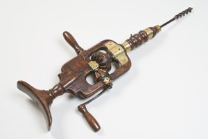 Brystbor, før 1600-tallet (fruktved, messing og jern) av German School