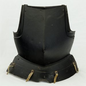 Brystplate, sent på 1500-tallet (jern og svart maling med moderne skinn) av German School