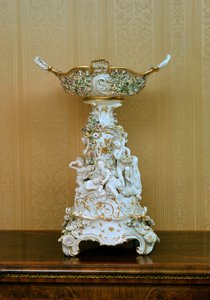 Kakestand med kjeruber som viser årstidene, ca. 1830 (porselen)