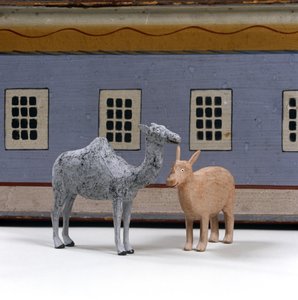 Kamel og neshorn foran Noahs ark, ca. 1840 (malt tre) av German School