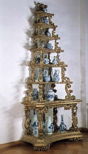 Samling av blått og hvitt chinoiserie-porselen på et pyramidestativ, tysk, forgylt tre, tidlig på 1700-tallet