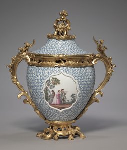 Dekket vase, produsert av Meissen Porcelain Factory, Tyskland, 1749 av German School
