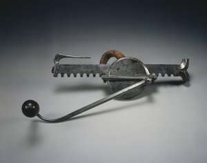 Cranequin, ca. 1528 (stål med linsnor og trehåndtak) av German School