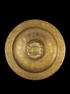 Fat av gravert messing med sølvinnlegg, den sentrale medaljongen omkranset av repouse spiralgadroner, 1500-1525 av German School