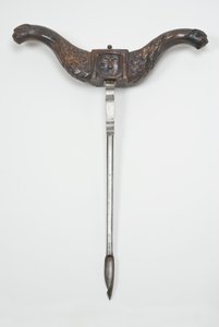 Håndtert skrue, ca. 1600 (pæretre og stål) (se også 701075-6)