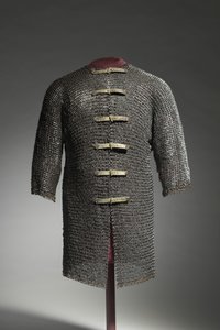 Hauberk, ca. 1400-1450 (stål- og messingringer, naglet med moderne spenner og stropper) av German School