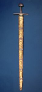 Imperial Sword of the Holy Roman Emperors med delvis forgylt stang og tverrstang, skaftet bundet med sølvtråd og sliren bestående av fjorten gullfolieplaketter jaget med suveren figu av German School
