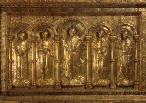 Foran alteret til Cathedrale of Bale Around the Benching Christ, de tre erkeenglene (Michael, Gabriel og Raphael) og Saint Benedict of Nursie, og ved hans føtter sa keiser Henry II den hellige (973-1024) og Imponer Cunegonde (975-103 av German School