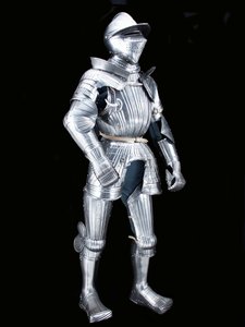 "Maximilian" feltrustning fra "Fico"-gruppen, med tilhørende hjelm, ca. 1525–30, dekorert ca. 1805 (etset stål med moderne skinn og restaureringer) av German School
