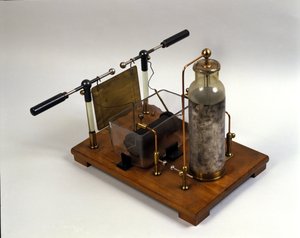 Fysikk: Hertz-maskin (Heinrich Hertz tysk fysiker av German School