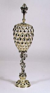 Ananasformet kopp og deksel, Nürnberg, ca. 1620 (forgylt sølv) av German School