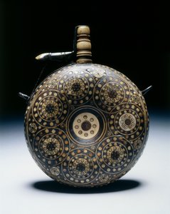 Pulverkolbe, ca. 1620-50 (valnøtt med horn, bein, messing og jern) av German School