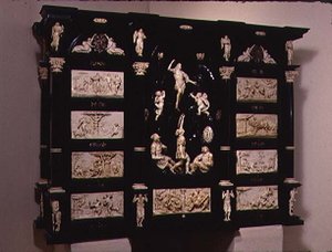 Sørtysk kunstkabinett, dekorert med utskårne figurer og plaketter, 1690 (ebonisert tre og elfenben)