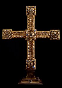 The Cross of the Empire (Reichskreuz) laget av gull, steiner og perler av tysk produksjon. Debut 1000-tallet Dim. 71x77 cm Wien, Kunsthistorisches Museum - The Cross of the Holy Roman Empire (Reichskreuz) belagt med bladgull og dekorert med g av German School