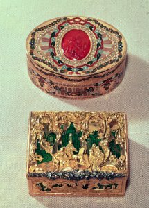 Topp: Gullsnusboks innlagt med forskjellige steiner med en cornelian cameo i midten med amorini, muligens av J. C. Neuber fra Dresden. Nederst: Snusboks i gull med grupper av figurer midt i rokokko-rulleverk