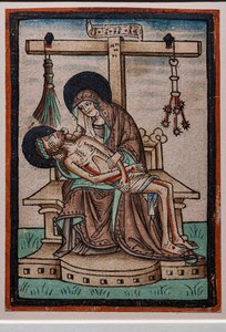 Vesperbild (Lamentation), akvarell tresnitt av tysk gravør, ca. 1450. Symbolene på Kristi lidenskap henger fra korset. av German School