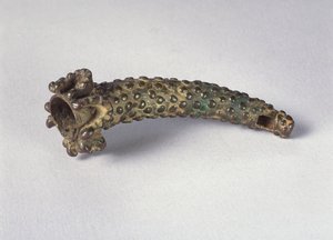 Sideblåst horn med strålehudbelegg og menneskelig kjevebeinfeste (messing)