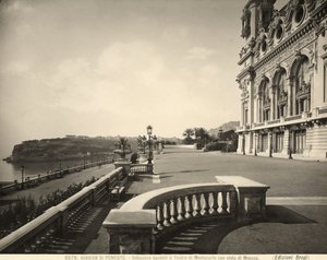 Utkikkspost foran Monte Carlo Casino, Monaco kan sees i det fjerne