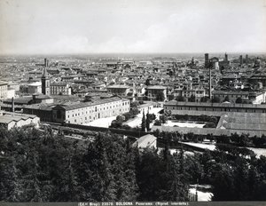 Panoramautsikt over Bologna med fabrikker og et torg. av Giacomo Brogi