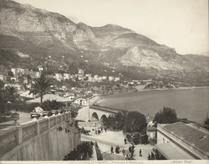 Panoramautsikt over Montecarlo i Monaco. Scenen viser ulike forbipasserende; til venstre ser vi et nærbilde av en balustrade i marmor av Giacomo Brogi