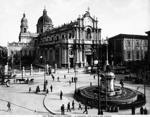 Piazza del Duomo i Catania, med katedralen dedikert til St. Agatha og elefantfontenen, ca. 1900