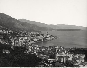 Utsikt over Condamine og Montecarlo, to befolkede byer med utsikt over havet. Bildet er tatt fra Monaco av Giacomo Brogi