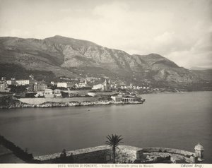 Utsikt over Montecarlo, feriestedet med utsikt over Det liguriske hav. De maritime alpene reiser seg i bakgrunnen. Bildet er tatt fra Monaco av Giacomo Brogi