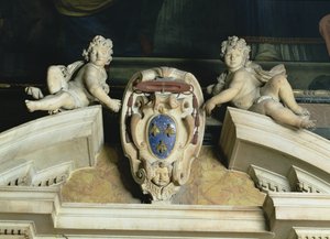 Innvendig visning av Barberini-kapellet, detalj av dekorativt fronton av to kjeruber som støtter et våpenskjold marmor, lapis lazuli