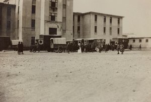 Album "Pictures of War II": Italienske soldater og Røde Kors-ambulanser i Gradisca Sagrado, Gorizia, Italia (s/hv-bilde)