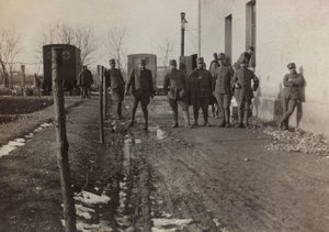 Album "Pictures of War II": Italienske soldater og Røde Kors-ambulanser i Gradisca Sagrado, Gorizia, Italia (s/hv-bilde)