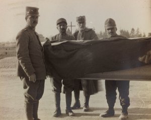 Album "Pictures of War II": Italienske soldater bærer kisten til en falne fra den store krigen (s/hv-bilde)