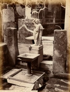 En fontene sammensatt av en skulptur av en ung gutt naken. Fontenen er i House of Balcone pensil, i Pompei