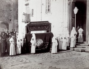 Begravelsesprosesjon av kongregasjonen San Francesco i Napoli. I forgrunnen, foran en kirke, følger tallrike 