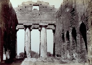 Interiør i Concordia-tempelet i Tempeldalen i Agrigento. I forgrunnen to doriske søyler; på sidene en buet kantmur