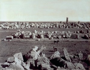 Panorama over restene av Minerva-tempelet og Apollo-tempelet i Selinunte. Det er en mann på hesteryggen blant ruinene av det arkeologiske området av Giorgio Sommer