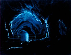 Reproduksjon av en gravering av den blå grotten på øya Capri. Inne i grotten hilser tre menn, på kanten av en avsats, på en fjerde mann, som kommer ut av grotten med båten sin. Han er pr av Giorgio Sommer
