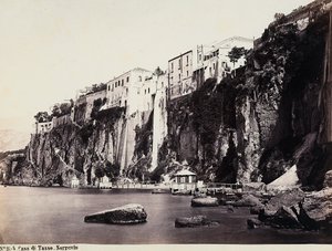 Huset til Tasso renn over havet i Sorrento av Giorgio Sommer