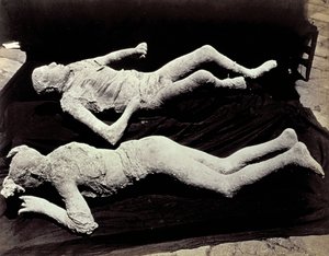 To avstøpninger av menneskelige figurer fra utgravningene i Pompeii. Utstillingene ble plassert på svart tøy for å fotografere dem av Giorgio Sommer