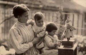 Kvinne med babyer og dukke